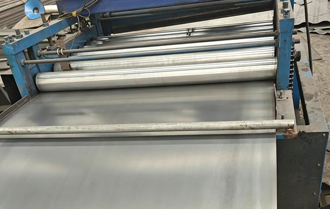 Steel plate leveling machine